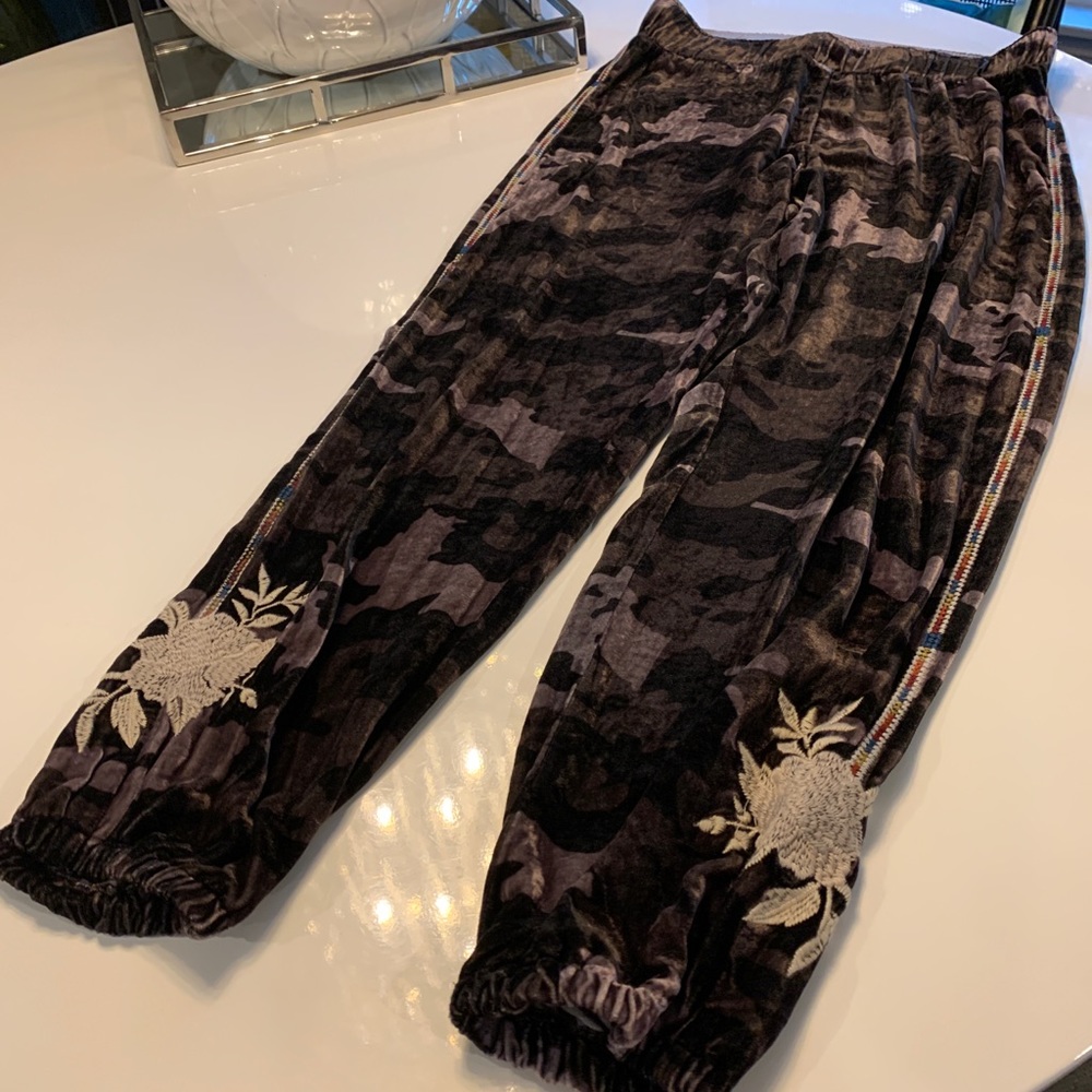 Johnny Was Santal velvet jogger